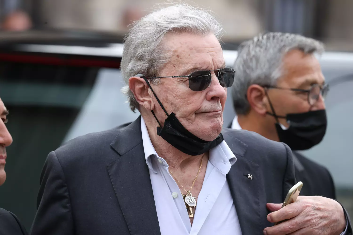 Une ordonnance datée du 25 janvier du juge des tutelles indique qu’un « dissensus existe entre les trois enfants d’Alain Delon, s’agissant notamment de sa prise en charge médicale et des praticiens en charge de son suivi ». « Il est nécessaire, au regard du conflit entourant le majeur qu’un mandataire judiciaire à la protection des majeurs, neutre et impartial, soit désigné pour l’assister ». Alain Delon est donc désormais sous la tutelle de la justice française.
