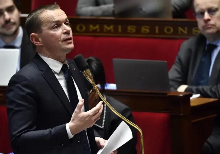 "Vous cherchez à abîmer nos institutions, la parole publique et finalement la République". Olivier Dussopt visant l'ensemble de La France insoumise après la question de la députée Raquel Garrido qui lui a demandé le retrait de la réforme des retraites ce mardi 11 avril lors de la séance aux questions