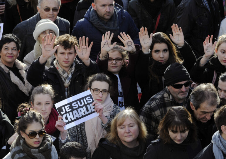 Neuf ans après l'attentat contre Charlie Hebdo, où douze personnes ont été assassinées par les frères Kouachi, le hashtag #JeSuisCharlie a inondé la version francophone de X (anciennement Tweeter), en mémoire des victimes, ce dimanche 07 janvier 2024.