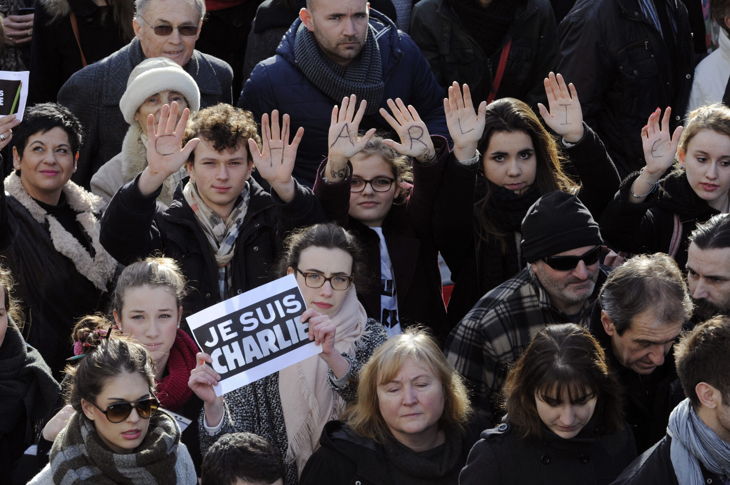 Neuf ans après l’attentat contre Charlie Hebdo, où douze personnes ont été assassinées par les frères Kouachi, le hashtag #JeSuisCharlie a inondé la version francophone de X (anciennement Tweeter), en mémoire des victimes, ce dimanche 07 janvier 2024.