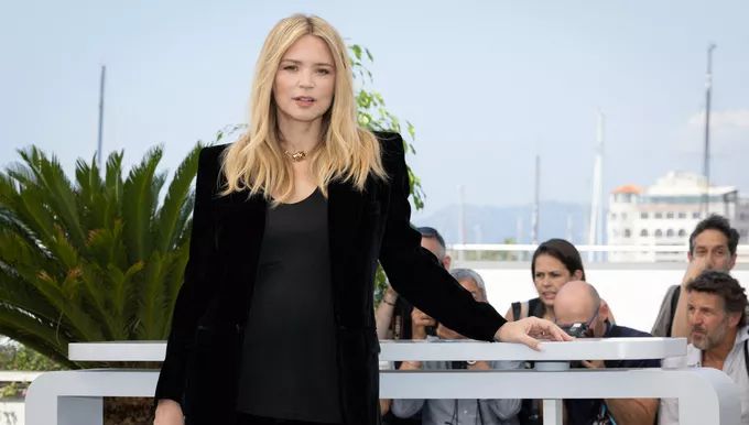 De rôle en rôle, Virginie Efira réussit à incarner les mille et une façons d’être une femme aujourd’hui. Après avoir été maîtresse de cérémonie l’année dernière, elle présente deux films à Cannes cette année, dont “L’Amour et les Forêts” de Valérie Donzelli, qui est sorti en salles ce mercredi en Europe.