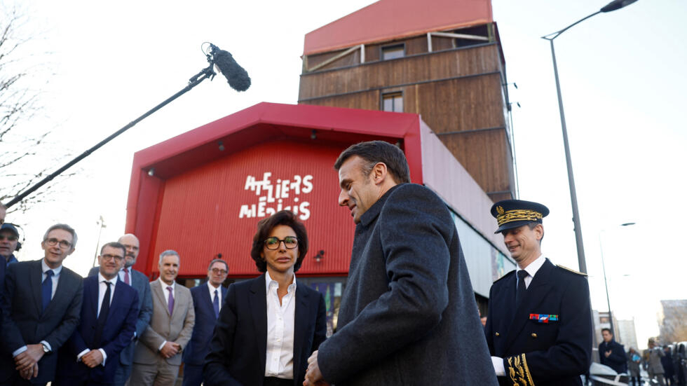 Emanuel Macron a précisé la feuille de route de Rachida Dati au ministère de la Culture lors de leur déplacement commun ce jeudi 18 janvier 2024 à Clichy-Montfermeil : « La ministre va revenir dans quelques semaines avec un programme détaillé dans tout le pays qu’on puisse avoir accès au théâtre au cinéma, à la pratique musicale de manière totalement gratuite ».