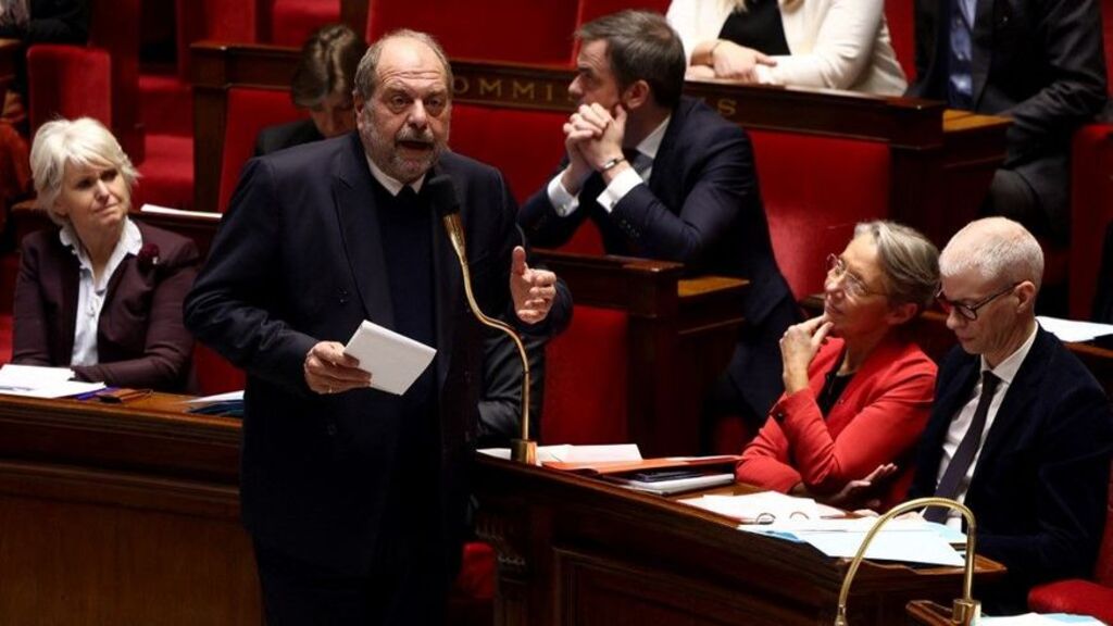 « Ce comportement n&rsquo;a pas sa place dans l&rsquo;hémicycle » – Un recadrage en règle pour Éric Dupond-Moretti. Élisabeth Borne a fait savoir à son ministre la Justice par téléphone son vif mécontentement après qu&rsquo;il a effectué 2 bras d&rsquo;honneur à l&rsquo;Assemblée nationale ce mardi. –