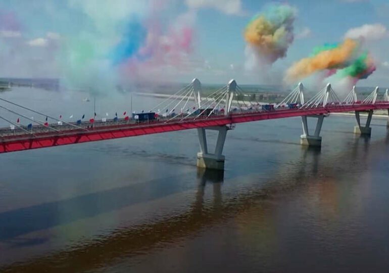 Deux ponts sur le fleuve Amour