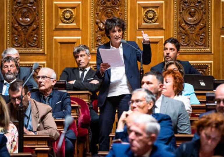 Inscription du droit à l'avortement dans la constitution : le sénat dit non à Mélanie Vogel