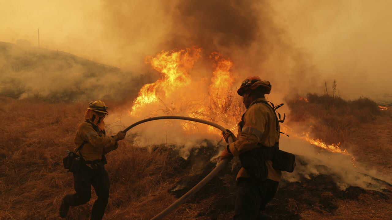 Les pompiers luttent contre l'incendie "Canyon Fire" le jeudi 7 août 2025, à Hasley Canyon, en Californie, aux États-Unis. © Marcio Jose Sanchez, AP