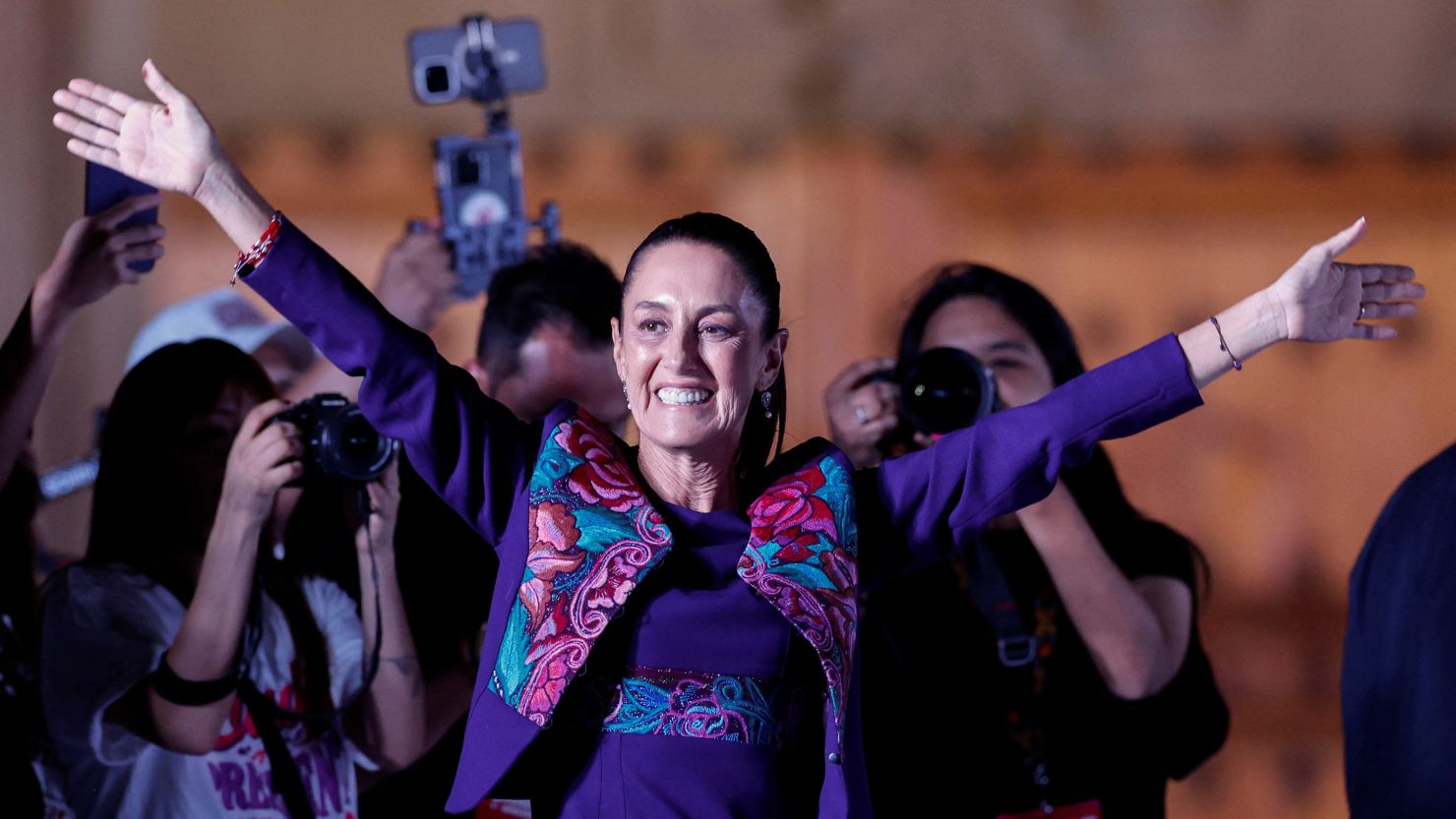 « Il est important d’avoir toujours la tête froide et nous en tenir aux décrets signés, par-delà le discours », a déclaré la présidente mexicaine, Claudia Sheinbaum. Elle a estimé que les premières mesures migratoires de Trump sont semblables à celles de son premier mandat (2017-2021).