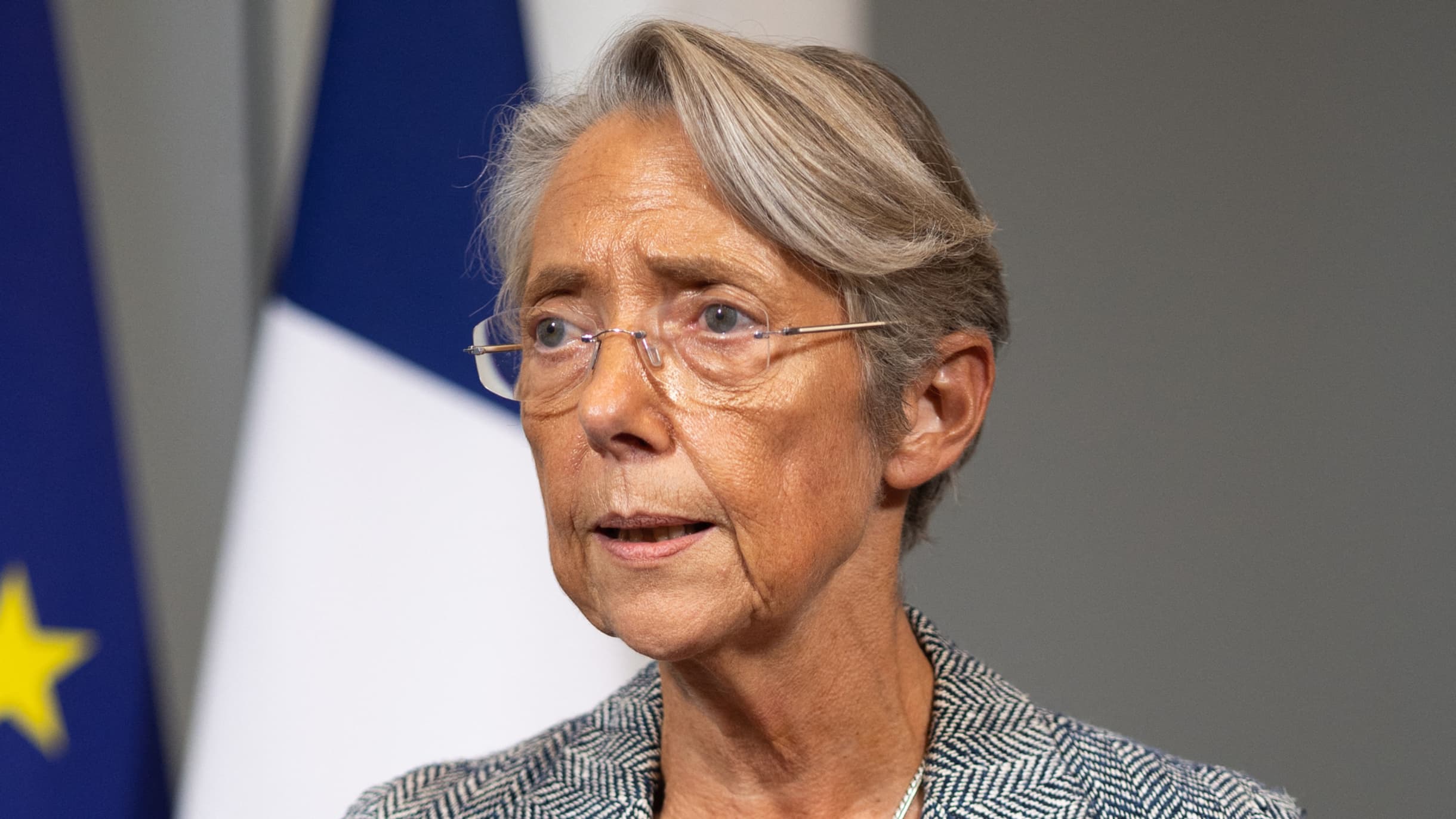 «Les moyens seront massifs pour protéger les Français pendant ces deux jours sensibles. Je viens par ailleurs de signer dans un décret publié ce dimanche au Journal Officiel, l’interdiction de la vente, du port et du transport de mortier d’artifice à cette occasion» – Elisabeth Borne, la Première ministre, dans un entretien publié dans le Parisien ce lundi 10 juillet.