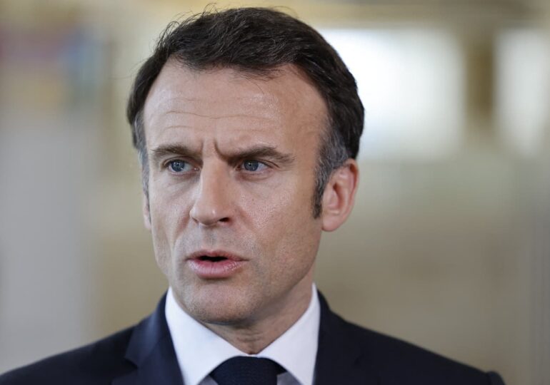 Le président de la République a appelé son gouvernement à endiguer le "processus de décivilisation" de la société après les actes violents qui ont visé des élus et des agents de la fonction publique ces dernières semaines.