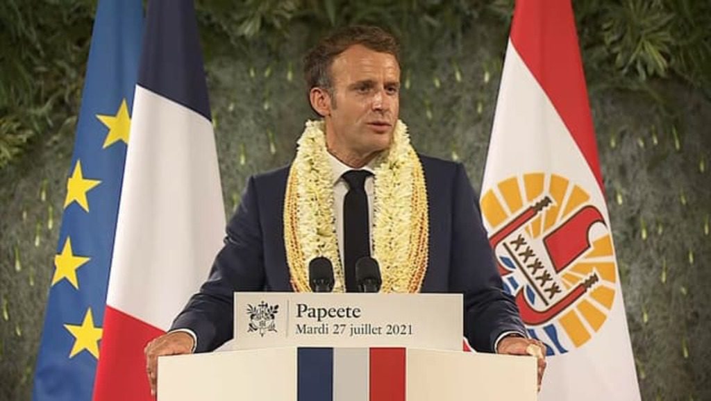 La France, pavillon haut, mais battue par les flots.