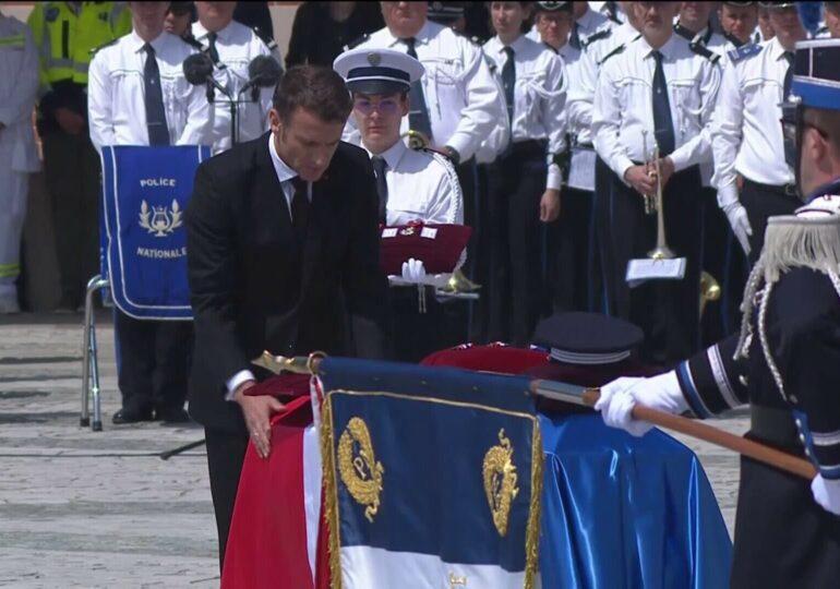 "Il faudrait que le silence suffise, mais parler d'eux devient nécessaire", a estimé le président lors de son discours prononcé lors de la remise de la Légion d'honneur à titre posthume aux 3 policiers décédés en début de semaine à Roubaix.