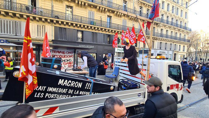 Malgré le refus des groupes parlementaires de gauche de se rendre à Matignon, la Première ministre, Elisabeth Borne, assure que "la plupart des forces politiques veulent", comme elle "apaiser le pays", même s'il existe des "désaccords".