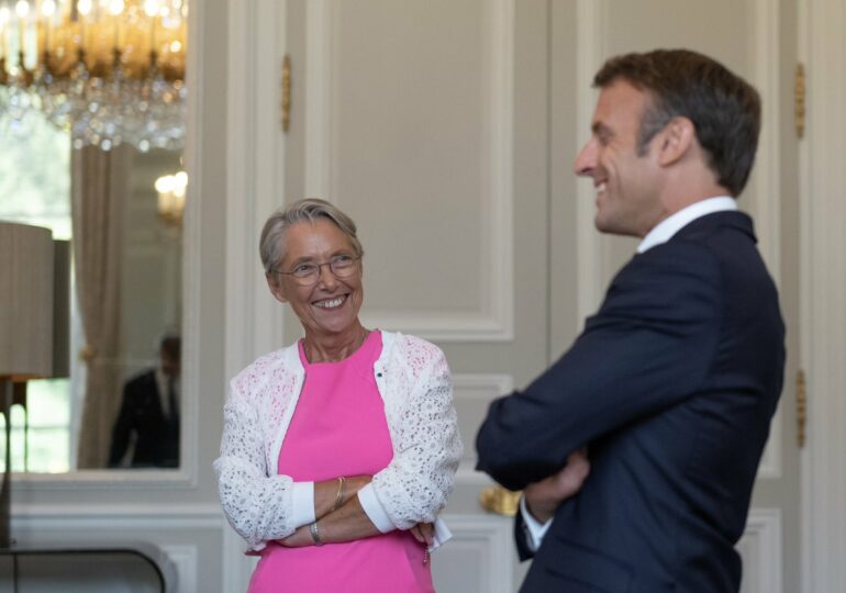 "Madame la Première ministre, chère Elisabeth Borne, votre travail au service de notre Nation a été chaque jour exemplaire. Vous avez mis en œuvre notre projet avec le courage, l’engagement et la détermination des femmes d’État. De tout cœur, merci." Emmanuel Macron sur X (anciennement Twitter) ce lundi 08 janvier 2024 