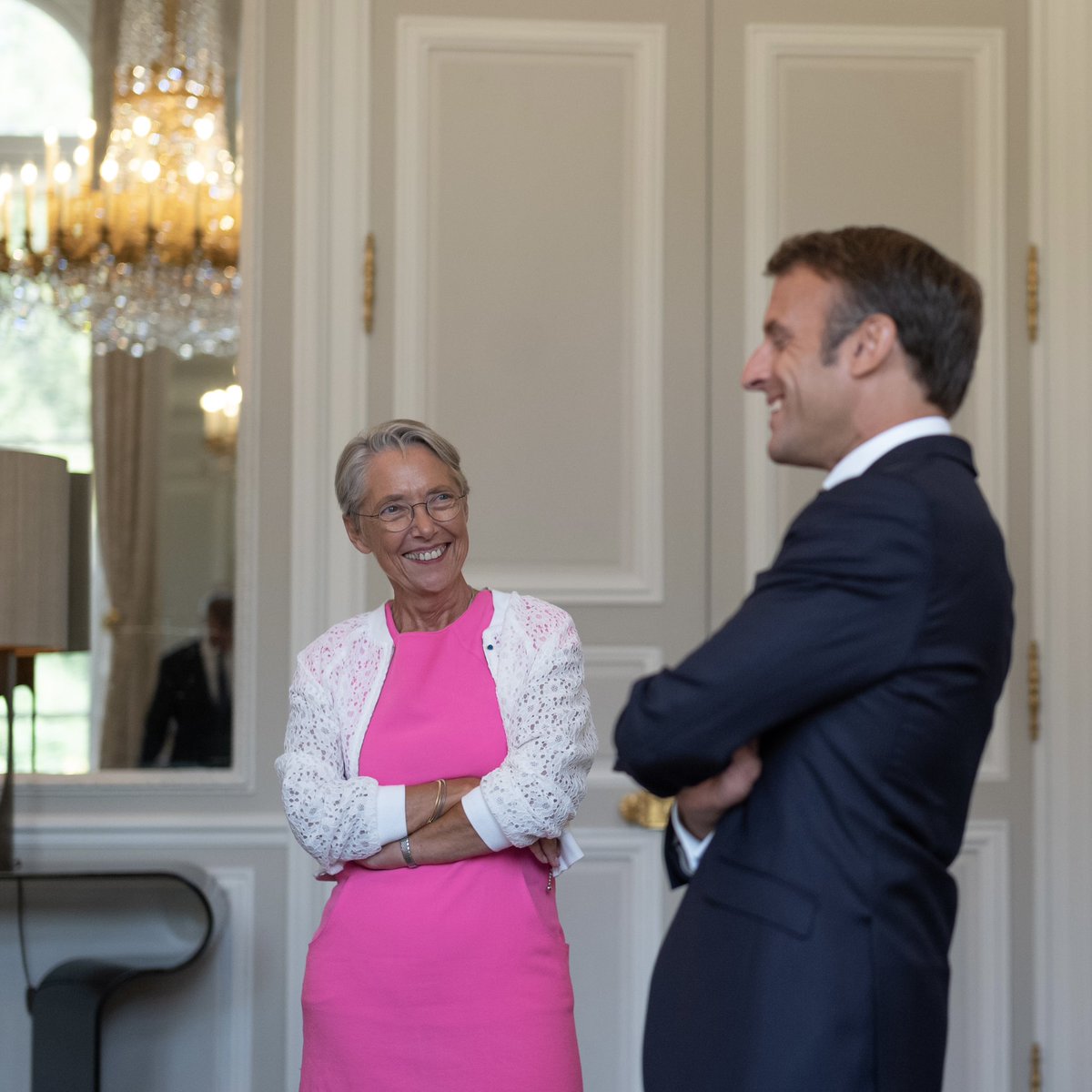 « Madame la Première ministre, chère Elisabeth Borne, votre travail au service de notre Nation a été chaque jour exemplaire. Vous avez mis en œuvre notre projet avec le courage, l’engagement et la détermination des femmes d’État. De tout cœur, merci. » Emmanuel Macron sur X (anciennement Twitter) ce lundi 08 janvier 2024