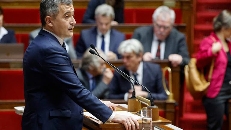 "Les mêmes qui attaquent la ministre sur le 49.3 en veulent un eux-mêmes", a tancé le ministre de l'Intérieur, Gérald Darmanin, en réponse à la gauche qui a déposé une motion de rejet, votée par le RN et les LR entraînant le rejet du projet de loi sur l'immigration. 