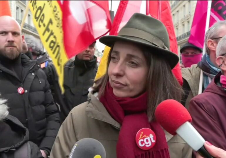 "J'ai envie de dire 'Lol'. C'est bien qu'il ait envie de nous rencontrer, sachant que ça fait un mois qu'on lui a demandé un rendez-vous et qu'il a refusé", a répondu Sophie Binet, la nouvelle secrétaire générale de la CGT, interrogée par un journaliste sur la proposition d'Emmanuel Macron de rencontrer les leaders de l'intersyndicale.