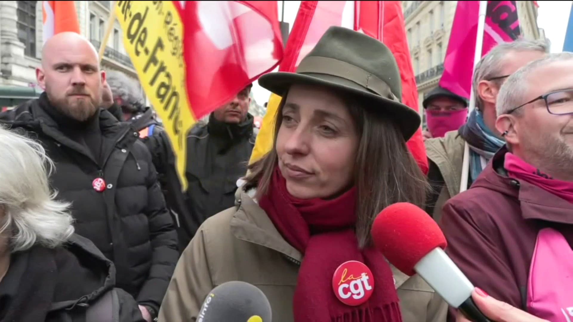 « J’ai envie de dire ‘Lol’. C’est bien qu’il ait envie de nous rencontrer, sachant que ça fait un mois qu’on lui a demandé un rendez-vous et qu’il a refusé », a répondu Sophie Binet, la nouvelle secrétaire générale de la CGT, interrogée par un journaliste sur la proposition d’Emmanuel Macron de rencontrer les leaders de l’intersyndicale.
