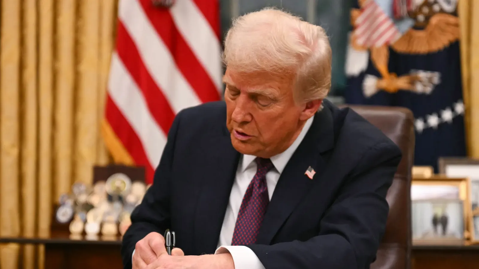 « Si nous ne parvenons pas à un accord, et rapidement, je n’aurai pas d’autre choix que d’imposer des niveaux élevés de taxes, de droits de douane et de sanctions sur tout ce qui est vendu par la Russie aux États-Unis et à divers autres pays participants » – Donald Trump ce 22 janvier évoquant la résolution du conflit avec l’Ukraine sur son réseau Truth Social.