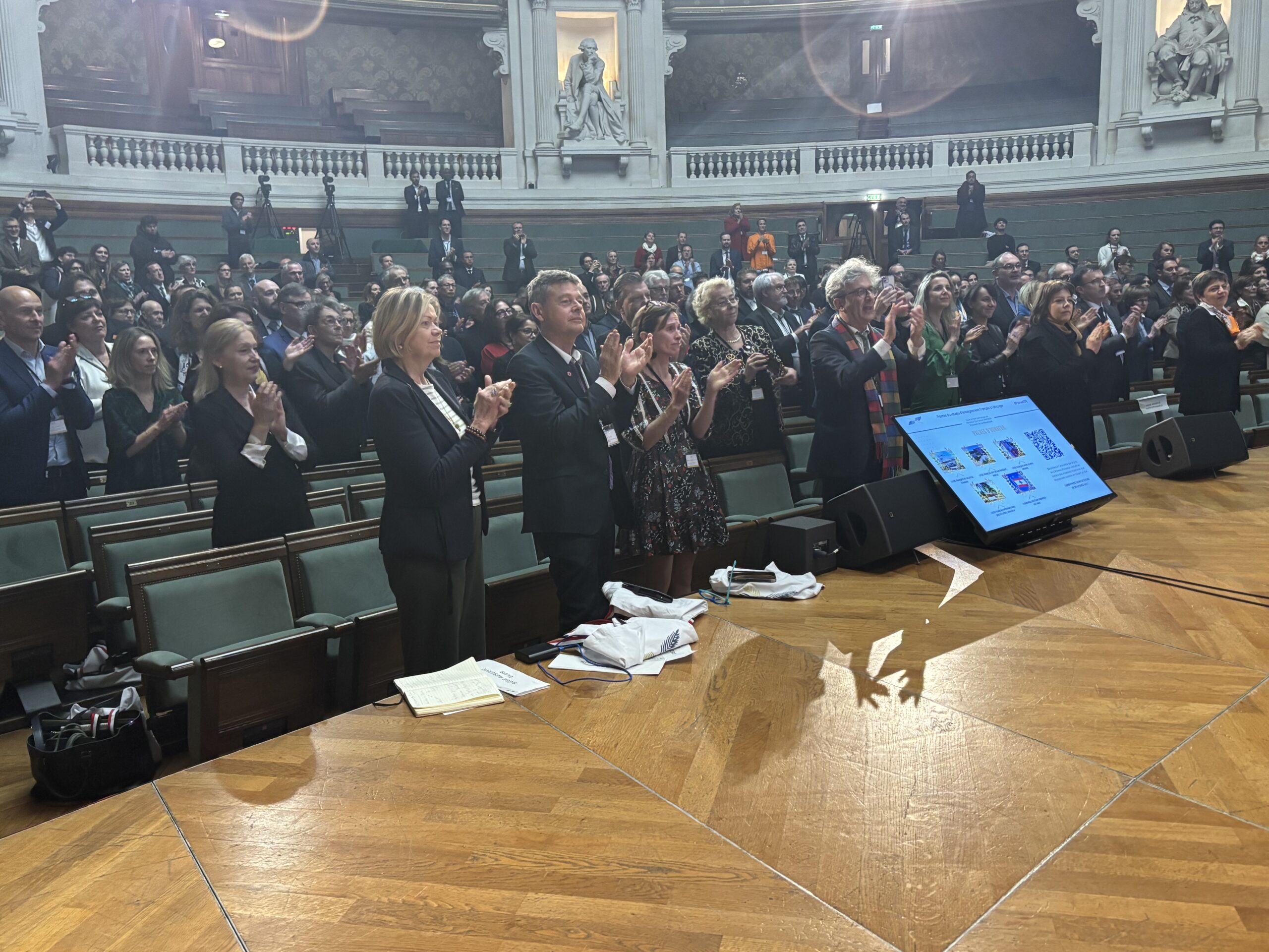 Le public de la Sorbonne debout pour célébrer les vainqueurs des Palmes d'Honneur de l'EFE