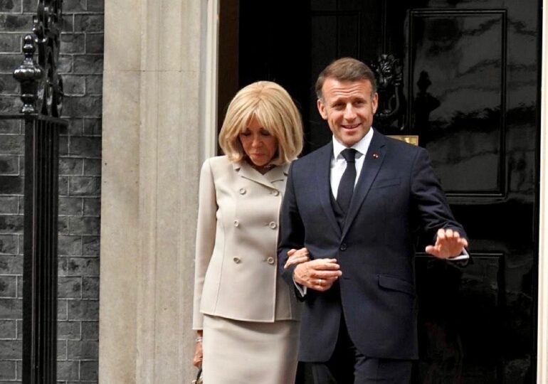 Le couple Macron sortant de Downing Street mercredi.