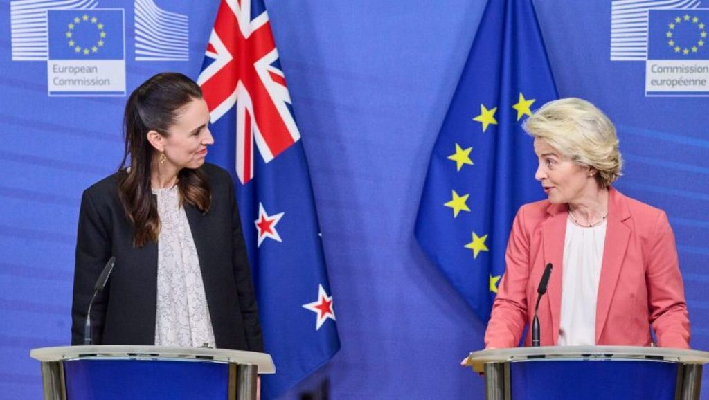 À gauche, Jacinda Ardern, Première ministre de la Nouvelle-Zélande, à droite, Ursula von der Leyen, présidente de la Commission européenne, lors d'une conférence de presse le 30 avril 2022, à Bruxelles. [Union européenne]