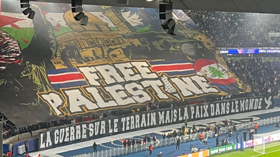 Les directions de la FFF et du PSG sont convoquées par le secrétaire d’État aux Sports, Othman Nasrou, ce vendredi, suite à du déploiement d’un tifo des ultras parisiens en soutien à la Palestine, lors du match du 6 novembre 2024. «Compte tenu de la taille (de la banderole, ndlr), son installation ne peut pas avoir échappé à la vigilance du club», a assuré le secrétaire d&rsquo;État.