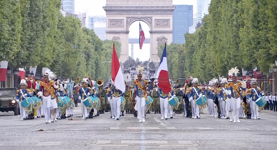 Quelque 450 militaires indonésiens ont ouvert le défilé du 14 juillet 2025. ©AFP
