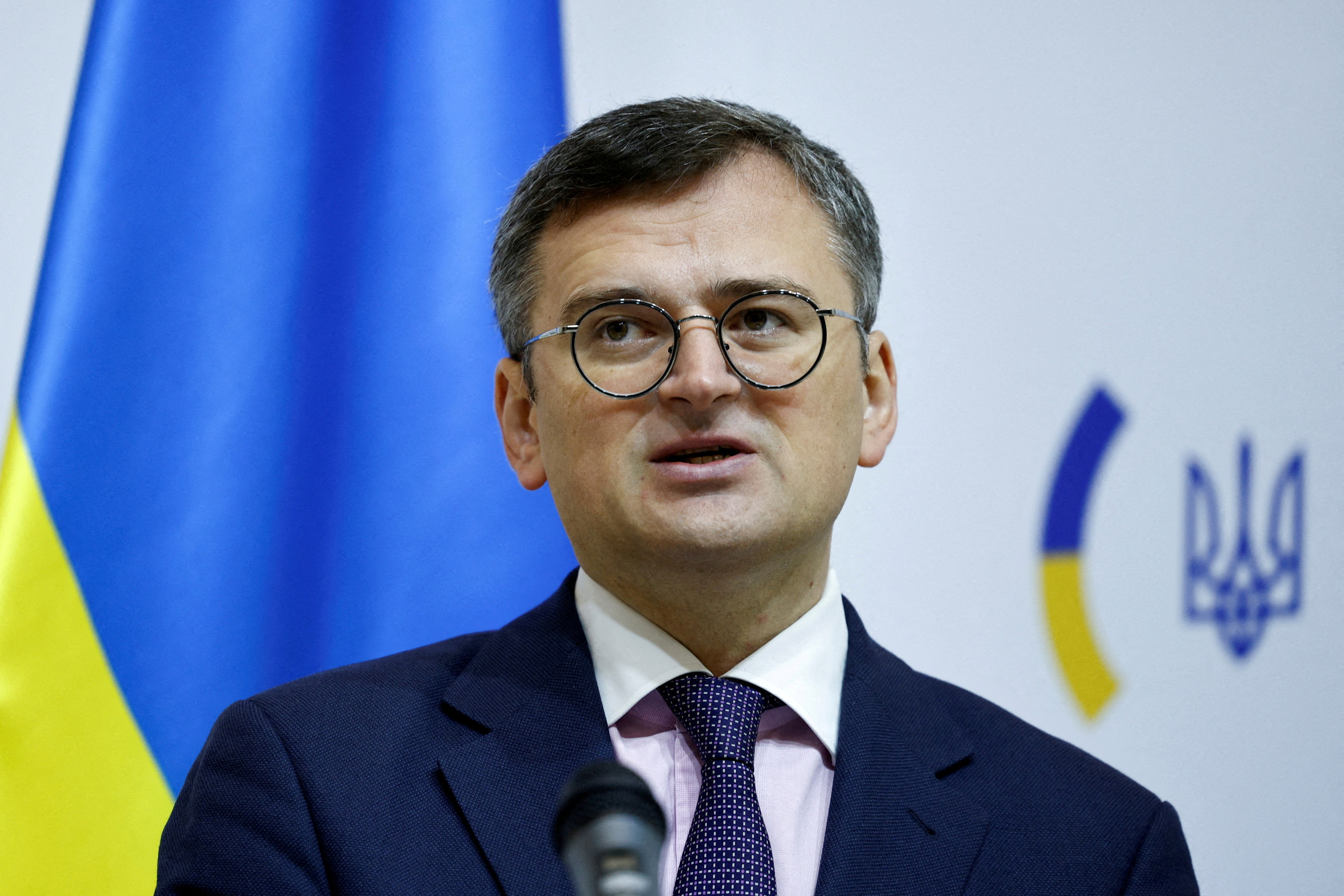 « Quand il s&rsquo;agit de drapeau blanc, nous connaissons la stratégie du Vatican lors de la première partie du XXe siècle. J&rsquo;appelle à éviter de répéter les erreurs du passé et à soutenir l&rsquo;Ukraine et son peuple dans son combat pour la vie », a déclaré le chef de la diplomatie ukrainienne, Dmytro Kuleba, faisant référence à la période de la Seconde guerre mondiale, en réaction à une interview du souverain pontife dans laquelle il lui demandait d&rsquo;avoir « le courage de hisser le drapeau blanc et de négocier ».