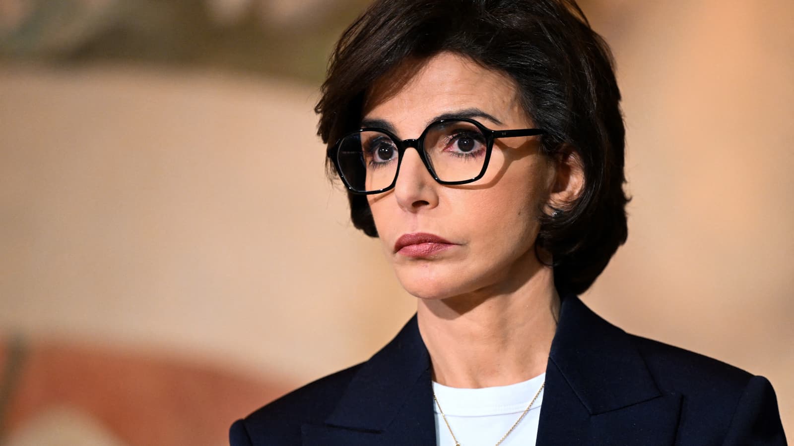 La ministre de la Culture a déploré, ce week-end, que des personnes prennent « la musique pour prétexte (…) pour pouvoir attaquer » Aya Nakamura « sur sa personne ou ce qu’elle est ». « C’est inacceptable », dénonce Rachida Dati, qui souligne: « Là on est dans le délit, c’est du racisme pur et dur. Donc faut arrêter. »