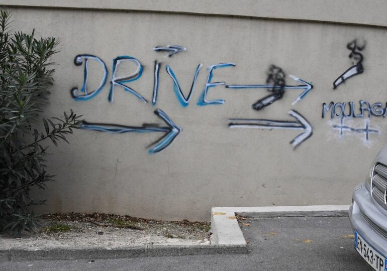 "Tous ceux ou celles qui informent, hébergent ou collaborent avec la police, on vous traquera on le saura personne pourra faire quelque chose pour vous et vous assumerez pleinement" - Suite à l'opération à Marseille du 18 et 19 mars, des affiches ont été placardées dans les parties communes des immeubles de la cité de Castellane menaçant directement les habitants.