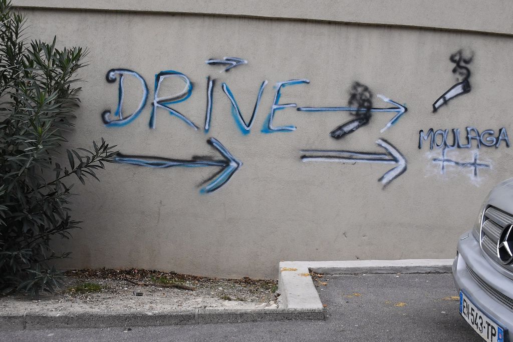 « Tous ceux ou celles qui informent, hébergent ou collaborent avec la police, on vous traquera on le saura personne pourra faire quelque chose pour vous et vous assumerez pleinement » – Suite à l&rsquo;opération à Marseille du 18 et 19 mars, des affiches ont été placardées dans les parties communes des immeubles de la cité de Castellane menaçant directement les habitants.
