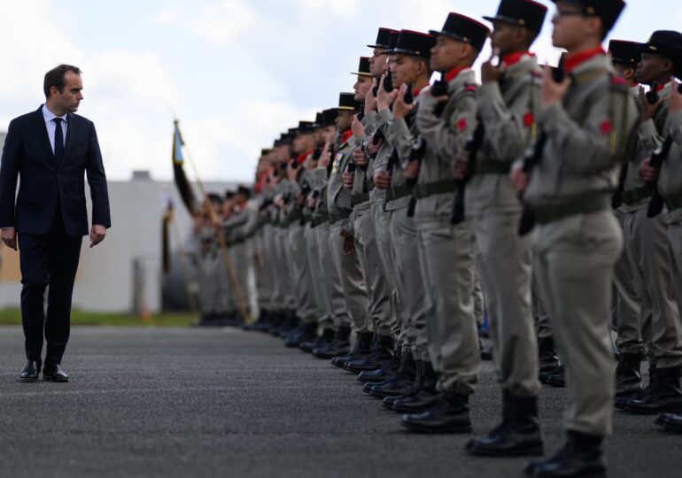 "Cet état de fait lié au statut militaire et aux contraintes qu’il impose, semble devoir évoluer", ce 08 mai, Sébastien Lecornu, ministre de la Défense, annonçant la fin des critères d'embauche excluant les personnes séropositives de la gendarmerie et des corps militaires des sapeurs-pompiers.