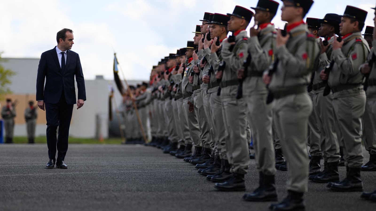 « Cet état de fait lié au statut militaire et aux contraintes qu’il impose, semble devoir évoluer », ce 08 mai, Sébastien Lecornu, ministre de la Défense, annonçant la fin des critères d’embauche excluant les personnes séropositives de la gendarmerie et des corps militaires des sapeurs-pompiers.