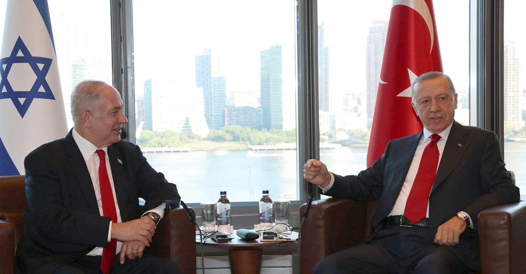 Le président turc Recep Tayyip Erdogan (à droite), et le Premier ministre israélien Benjamin Netanyahu (à gauche) à New York, le 19 septembre 2023. © Sipa Press