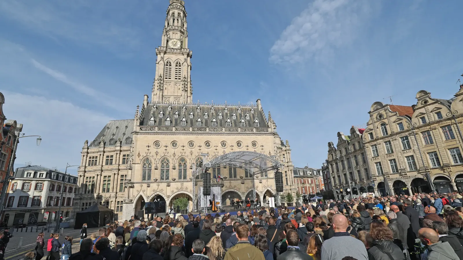 « Il y a un an, la ville basculait dans l’horreur ». Un an jour pour jour après l’assassinat de Dominique Bernard, ce professeur tué au couteau dans un lycée d’Arras, une cérémonie d’hommage s’est déroulée ce dimanche 13 octobre, sur la place des Héros.