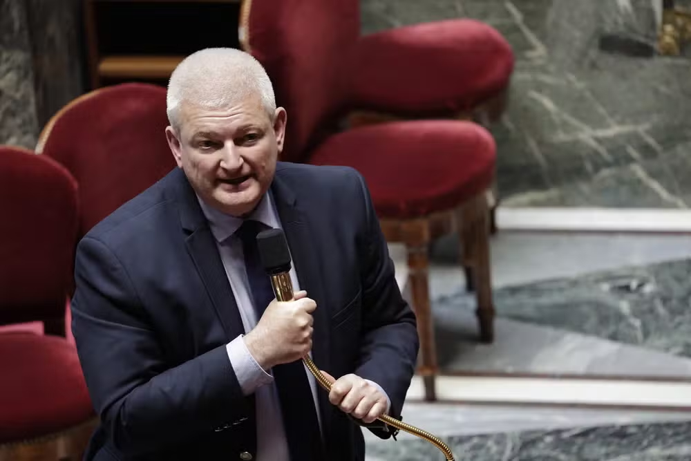Olivier Falorni, rapporteur de la loi créant un « droit à l’aide à mourir », prononce un discours après l’adoption de la proposition de loi à l’Assemblée nationale, le 27 mai 2025. STEPHANE DE SAKUTIN/AFP