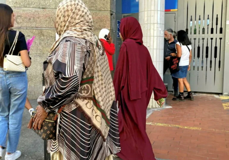 A bas l’ « à bas l’abaya »