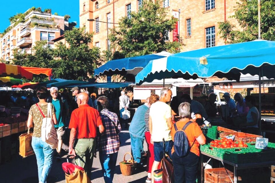 Les seniors bénéficient d’un accompagnement gratuit pour faire leur marché à Montauban. ©Mairie de Montauban