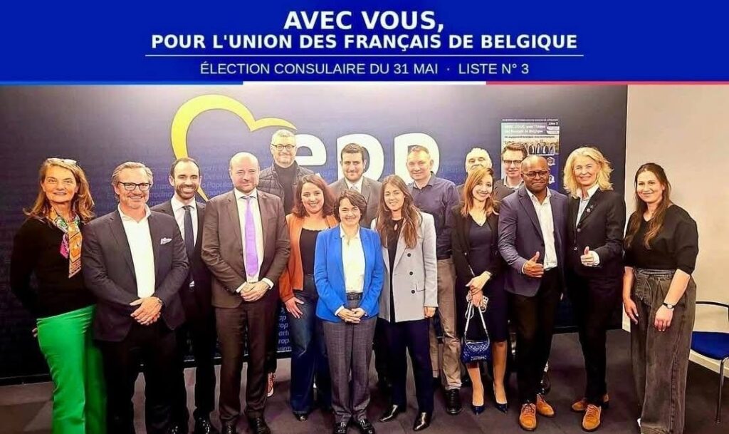 Anthony Bisch et des membres de sa liste Avec vous pour l'union des Français de Belgique