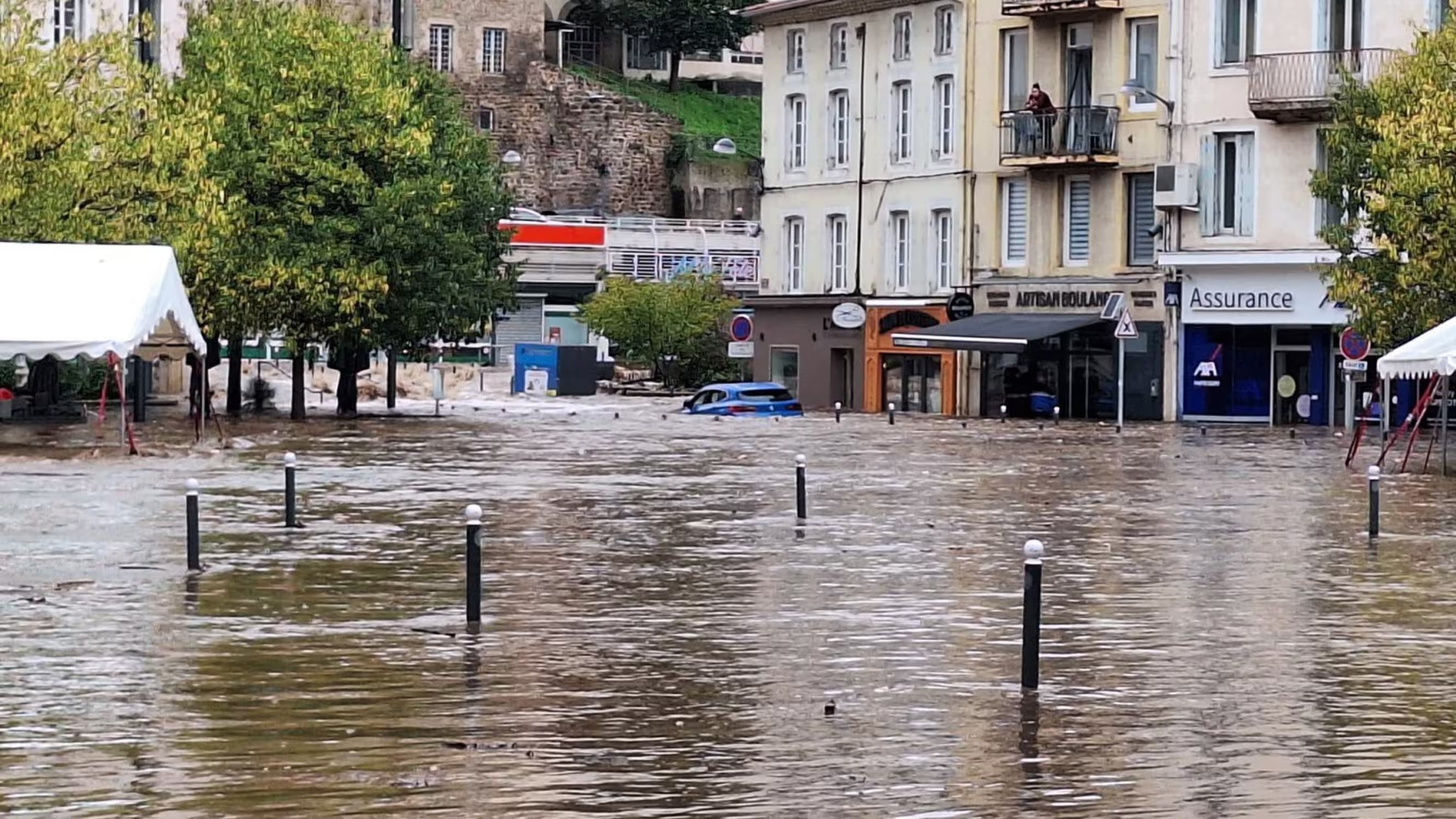 « Nous faisons face à une situation qui est inédite par son ampleur. 600 millimètres d’eau sur l’Ardèche, c’est du jamais vu de mémoire d’homme », a indiqué la ministre de la Transition écologique, Agnès Pannier-Runacher.