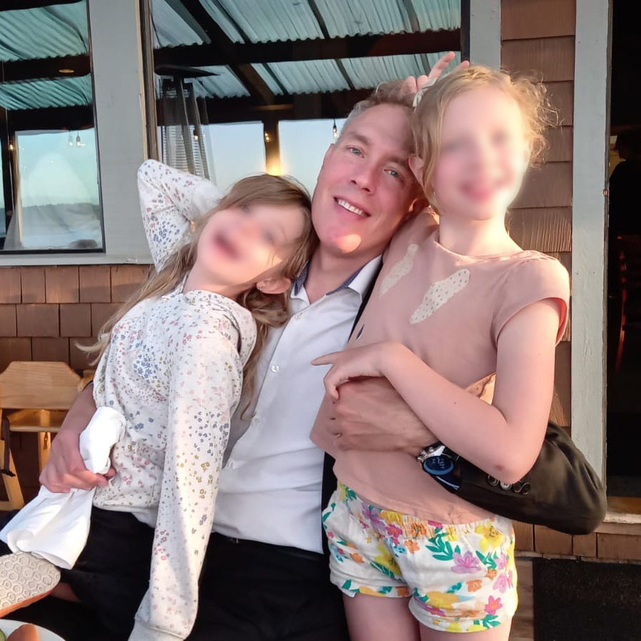 Arnaud Paris en compagnie ses filles Eva et Juliette avant leur enlèvement