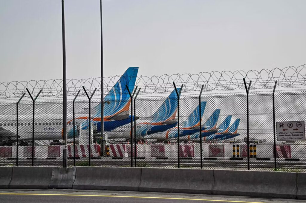 Des avions de FlyDubai sont stationnés sur le tarmac de l’aéroport international de Dubaï, tandis que l’Iran riposte à l’assassinat de son guide suprême par les États-Unis et Israël, le 2 mars 2026. © GIUSEPPE CACACE/AFP