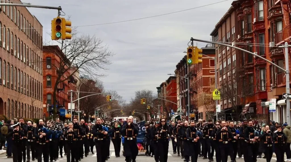 Le Bagad Brieg défilant à New York ce 17 mars 2026 ©MARIELLE YVEN