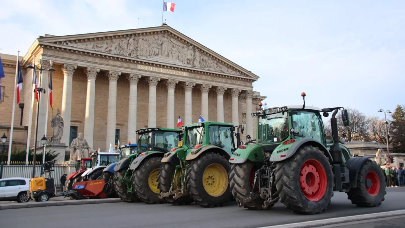 De nombreux tracteurs ont stationné devant l'Assemblée nationale ce mardi 13 janvier 2025. Les agriculteurs sont venus de nouveau exprimer leur colère.