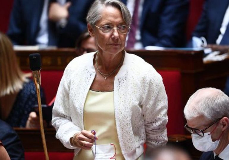 "C'est bien à cela que nous réfléchissons", a répondu la Première ministre, interrogée par le Parisien, sur une éventuelle amende forfaitaire pour les parents en cas de délit de leur enfant.