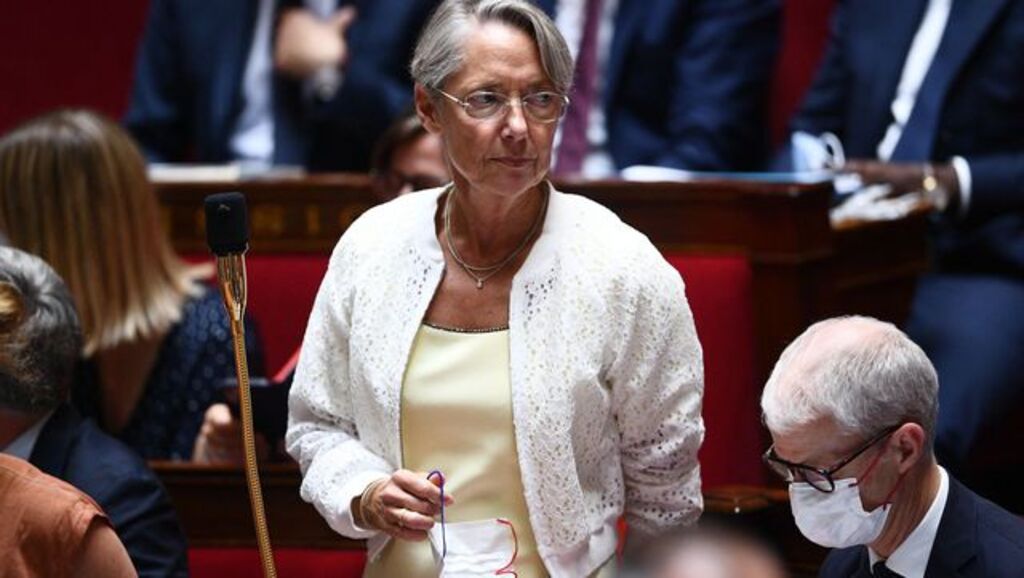 « C&rsquo;est bien à cela que nous réfléchissons », a répondu la Première ministre, interrogée par le Parisien, sur une éventuelle amende forfaitaire pour les parents en cas de délit de leur enfant.