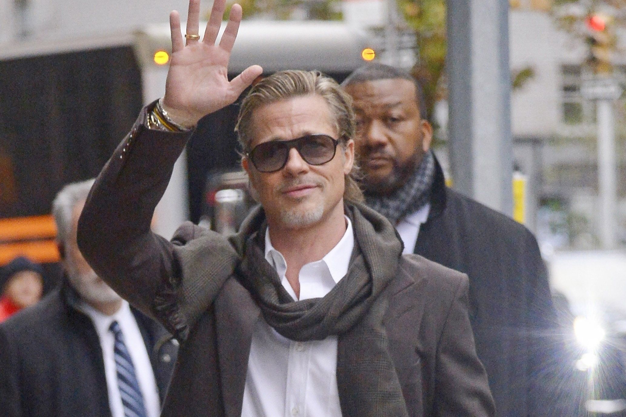 « Il est regrettable que des escrocs profitent de la forte connexion des fans avec les célébrités », a déclaré un porte-parole de Brad Pitt après la médiatisation de l’histoire de cette Française arnaquée par un homme qui se faisait passer pour l’acteur et qui lui a dérobé 830 000 euros.