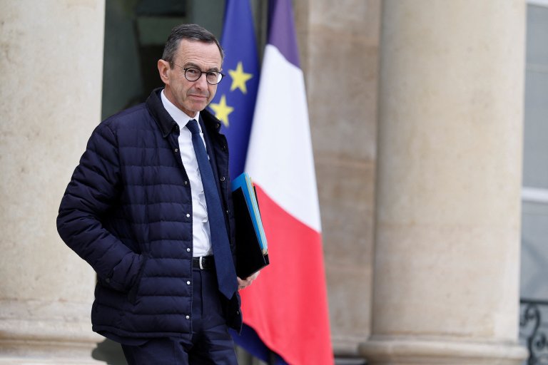 Bruno Retailleau quittant l'hôtel Matignon en 2025
