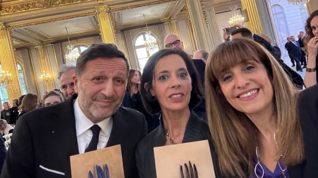 Caroline Yadan aux côtés de Sophia Aram et Arthur, lors de la remise d'un prix de la Licra à l'Elysée