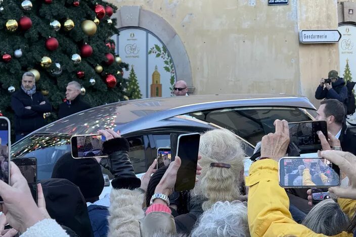 Le cercueil a fait le tour du village.